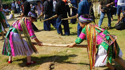 Phần hội với các trò chơi dân gian độc đáo của đồng bào Mông như đẩy gậy, kéo co, leo cây... Ảnh: Hoàng Tâm