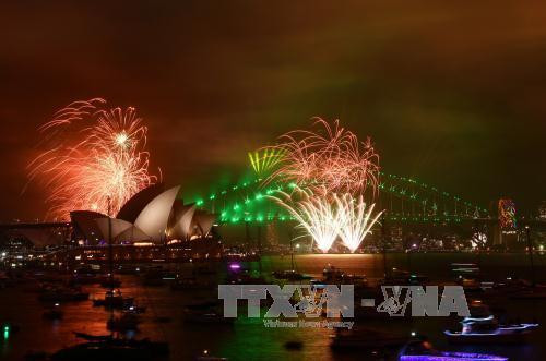 Thành phố Sydney của Australia là một trong những nơi tổ chức lễ đón năm mới 2018 ấn tượng nhất thế giới với màn bắn pháo hoa hoành tráng ở Cầu cảng và Nhà hát Sydney. Chính quyền Sydney ước tính khoảng 1,6 triệu người sẽ tề tựu quanh khu vực cầu cảng để đón xem màn pháo hoa nghệ thuật đặc sắc thường niên trong đêm giao thừa. Trong ảnh: Tiết mục pháo hoa đầu tiên ở khu vực Cầu cảng Sydney được bắn lúc 21h (giờ địa phương) ngày 31/12. AFP/TTXVN Thành phố Sydney của Australia là một trong những nơi tổ chức lễ đón năm mới 2018 ấn tượng nhất thế giới với màn bắn pháo hoa hoành tráng ở Cầu cảng và Nhà hát Sydney. Chính quyền Sydney ước tính khoảng 1,6 triệu người sẽ tề tựu quanh khu vực cầu cảng để đón xem màn pháo hoa nghệ thuật đặc sắc thường niên trong đêm giao thừa. Trong ảnh: Tiết mục pháo hoa đầu tiên ở khu vực Cầu cảng Sydney được bắn lúc 21h (giờ địa phương) ngày 31/12. AFP/TTXVN