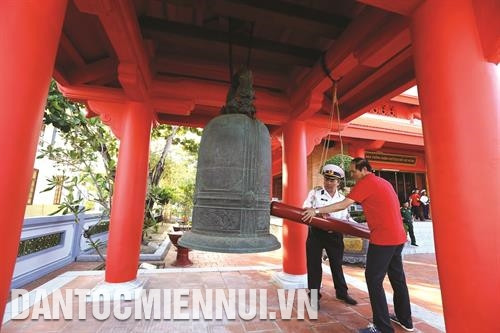 Đến với Trường Sa, nhiều người không khỏi ngỡ ngàng khi được đến thăm, thắp hương tại chùa Nam Huyền thuộc xã Nam Yết (quần đảo Trường Sa). Ảnh: Minh Quyết Chùa Song Tử Tây là một trong những cơ sở thờ tự, phục vụ nhu cầu tâm linh của người dân trên đảo và ngư dân đánh bắt xa bờ. Ảnh: Minh Quyết Giữa khung cảnh biển trời bao la, tiếng chuông chùa ngân vang tạo sự gần gũi, thân thương như rút ngắn hơn khoảng cách giữa biển đảo với đất liền. Ảnh: Hữu Chiến Đến với Trường Sa, nhiều người không khỏi ngỡ ngàng khi được đến thăm, thắp hương tại chùa Nam Huyền thuộc xã Nam Yết (quần đảo Trường Sa). Ảnh: Minh Quyết Chùa Song Tử Tây là một trong những cơ sở thờ tự, phục vụ nhu cầu tâm linh của người dân trên đảo và ngư dân đánh bắt xa bờ. Ảnh: Minh Quyết Giữa khung cảnh biển trời bao la, tiếng chuông chùa ngân vang tạo sự gần gũi, thân thương như rút ngắn hơn khoảng cách giữa biển đảo với đất liền. Ảnh: Hữu Chiến