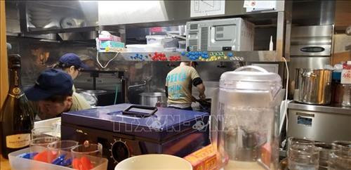 Khu bếp cửa hàng phở ở Tokyo (Nhật Bản). Ảnh: Nguyễn Tuyến-Pv TTXVN tại Tokyo