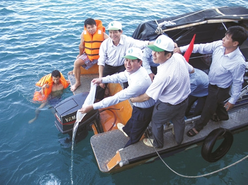 Tỉnh Ninh Thuận tổ chức tổng vệ sinh môi trường bãi biển, thả 260 nghìn con giống thủy hải sản xuống biển để tạo nguồn lợi thủy sản