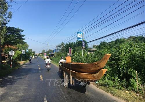Làng nghề đóng xuồng ở rạch Bà Đài ở xã Long Hậu, huyện Lai Vung, tỉnh Đồng Tháp, cũng vào mùa. Ảnh: Chương Đài - TTXVN Làng nghề đóng xuồng ở rạch Bà Đài ở xã Long Hậu, huyện Lai Vung, tỉnh Đồng Tháp, cũng vào mùa. Ảnh: Chương Đài - TTXVN Nghề "xe ôm" chở xuồng đi tiêu thụ cũng được mùa. Ảnh: Chương Đài - TTXVN Không khí sản xuất tại cơ sở sản xuất lưới Phúc Lộc ở xã Long Hậu, huyện Lai Vung, tỉnh Đồng Tháp. Ảnh: Chương Đài - TTXVN Không khí sản xuất tại cơ sở sản xuất lưới Phúc Lộc ở xã Long Hậu, huyện Lai Vung, tỉnh Đồng Tháp. Ảnh: Chương Đài - TTXVN Làng nghề đóng xuồng ở rạch Bà Đài ở xã Long Hậu, huyện Lai Vung, tỉnh Đồng Tháp, cũng vào mùa. Ảnh: Chương Đài - TTXVN Làng nghề đóng xuồng ở rạch Bà Đài ở xã Long Hậu, huyện Lai Vung, tỉnh Đồng Tháp, cũng vào mùa. Ảnh: Chương Đài - TTXVN Nghề "xe ôm" chở xuồng đi tiêu thụ cũng được mùa. Ảnh: Chương Đài - TTXVN Không khí sản xuất tại cơ sở sản xuất lưới Phúc Lộc ở xã Long Hậu, huyện Lai Vung, tỉnh Đồng Tháp. Ảnh: Chương Đài - TTXVN Không khí sản xuất tại cơ sở sản xuất lưới Phúc Lộc ở xã Long Hậu, huyện Lai Vung, tỉnh Đồng Tháp. Ảnh: Chương Đài - TTXVN