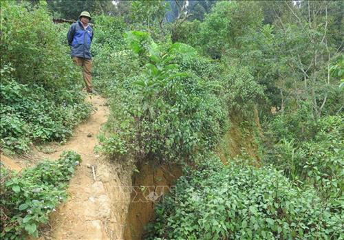 Một trong 2 khe nứt trên địa bàn bản Mường Tỉnh A, xã Xa Dung, huyện Điện Biên Đông, tỉnh Điện Biên. Ảnh: Xuân Tiến – TTXVN Một trong 2 khe nứt trên địa bàn bản Mường Tỉnh A, xã Xa Dung, huyện Điện Biên Đông, tỉnh Điện Biên. Ảnh: Xuân Tiến – TTXVN