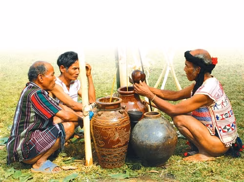 Choé được sử dụng trong nghi lễ hiến sinh của người Mạ.