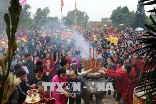 Du khách thập phương về chảy hội đền Mẫu Âu Cơ năm 2018. Ảnh: Trung Kiên - TTXVN Du khách thập phương về chảy hội đền Mẫu Âu Cơ năm 2018. Ảnh: Trung Kiên - TTXVN