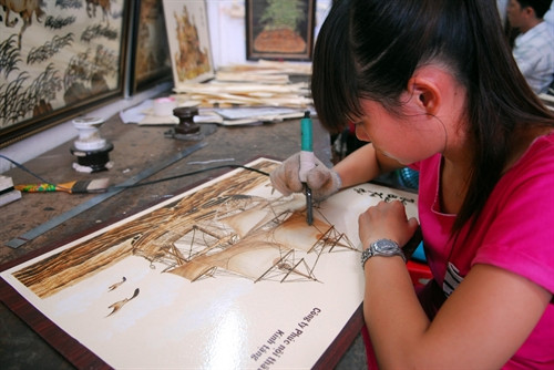 Cơ sở làm tranh của ông Tạng giúp nhiều người có thu nhập ổn định hàng tháng.