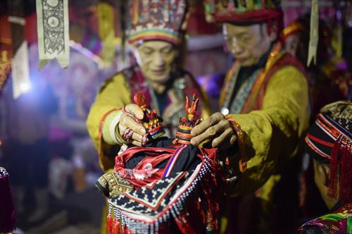 Sau nghi thức đặt đèn các thầy cúng lần lượt đóng ấn cho người được cấp sắc. Ảnh: laodong.vn