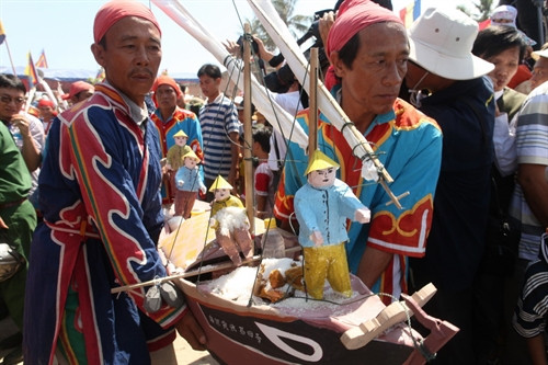 Đưa thuyền và hình nhân thế mạng tái hiện lại hình ảnh các hùng binh năm xưa, thả xuống Bến Đình, xã An Vĩnh đảo Lý Sơn. Đưa thuyền và hình nhân thế mạng tái hiện lại hình ảnh các hùng binh năm xưa, thả xuống Bến Đình, xã An Vĩnh đảo Lý Sơn.