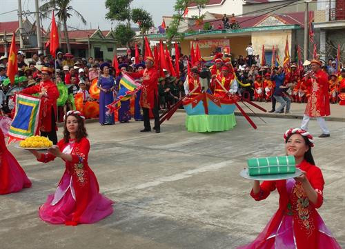 Một nghi lễ dâng lễ vật cúng tế Thần ngư. Ảnh: Đức Thọ - TTXVN