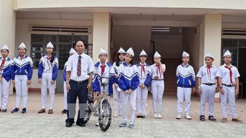 Tặng xe đạp cho học sinh khó khăn, khuyết tật từ nguồn tiền bán rau do đội viên trồng. Ảnh: Hồng Điệp – TTXVN Tặng xe đạp cho học sinh khó khăn, khuyết tật từ nguồn tiền bán rau do đội viên trồng. Ảnh: Hồng Điệp – TTXVN