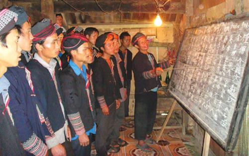 Các lớp học chữ Nôm - Dao chủ yếu được mở tại các bản làng, chưa được đưa vào trường học. Các lớp học chữ Nôm - Dao chủ yếu được mở tại các bản làng, chưa được đưa vào trường học.