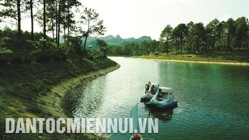 Đến bản Áng thuộc xã Đông Sang, huyện Mộc Châu, du khách có thể tản bộ quanh hồ, đi dạo trong rừng, đạp thuyền... hòa mình vào thiên nhiên