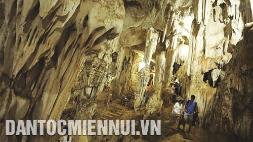 Hang Dơi là một trong những điểm du lịch trọng điểm của Khu du lịch quốc gia Mộc Châu