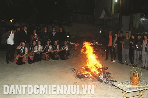 Không gian bản làng ấm cúng với những đêm lửa trại, giao lưu văn nghệ cùng người dân bản địa