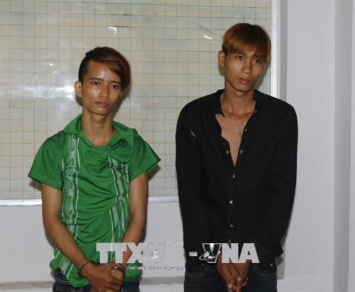 Hai đối tượng cướp giật Lê Minh Hữu Nghĩa (bên trái) và Trần Ngọc Danh tại cơ quan công an. Ảnh:Hoàng Hải-TTXVN