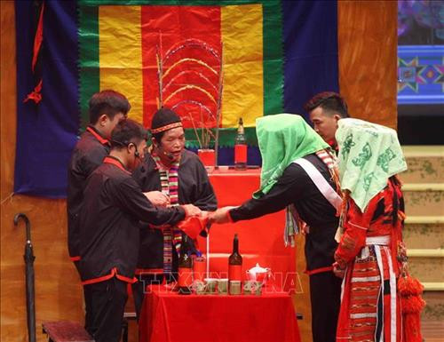 Tái hiện đám cưới của người Pà Thẻn ở xã Tân Bắc, huyện Quang Bình (Hà Giang). Ảnh: Thanh Tùng-TTXVN Tái hiện đám cưới của người Pà Thẻn ở xã Tân Bắc, huyện Quang Bình (Hà Giang). Ảnh: Thanh Tùng-TTXVN