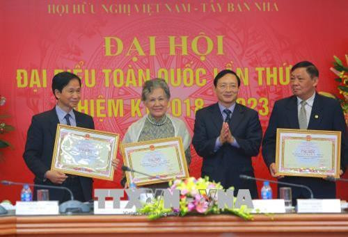 Đồng chí Bùi Khắc Sơn, Phó Chủ tịch chuyên trách Liên hiệp các tổ chức hữu nghị Việt Nam trao kỷ niệm chương vì hòa bình hữu nghị giữa các dân tộc cho các tập thể vì đã có đóng góp tích cực trong nhiệm vụ đối ngoại nhân dân. Ảnh: Dương Giang – TTXVN Đồng chí Bùi Khắc Sơn, Phó Chủ tịch chuyên trách Liên hiệp các tổ chức hữu nghị Việt Nam trao kỷ niệm chương vì hòa bình hữu nghị giữa các dân tộc cho các tập thể vì đã có đóng góp tích cực trong nhiệm vụ đối ngoại nhân dân. Ảnh: Dương Giang – TTXVN