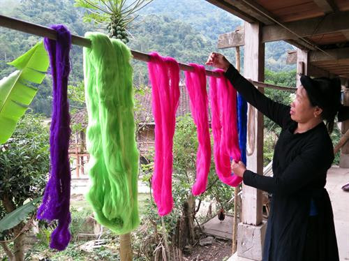 Công đoạn se sợi. Ảnh: Đức Hiếu - TTXVN Công đoạn phơi sợi. Ảnh: Đức Hiếu - TTXVN Sản phẩm vải được dệt thủ công. Ảnh: Đức Hiếu - TTXVN Công đoạn se sợi. Ảnh: Đức Hiếu - TTXVN Công đoạn phơi sợi. Ảnh: Đức Hiếu - TTXVN Sản phẩm vải được dệt thủ công. Ảnh: Đức Hiếu - TTXVN