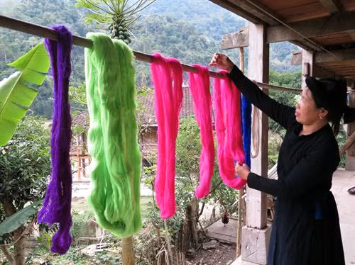 Công đoạn se sợi. Ảnh: Đức Hiếu - TTXVN Công đoạn phơi sợi. Ảnh: Đức Hiếu - TTXVN Sản phẩm vải được dệt thủ công. Ảnh: Đức Hiếu - TTXVN