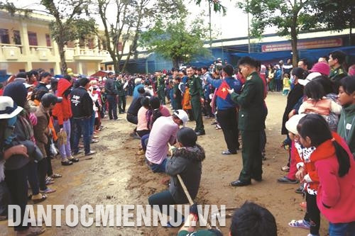 Cán bộ, chiến sĩ Đồn Biên phòng Ga Ry, huyện Tây Giang đi tuần tra đường biên, cột mốc. Ảnh: Đỗ Trưởng Người dân địa phương tham gia sôi nổi trò chơi kéo co tại khuôn viên Đồn Biên phòng Cửa khẩu Nam Giang. Ảnh: Đỗ Trưởng