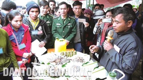 Chiến sĩ Đồn Biên phòng Cửa khẩu Nam Giang tổ chức thi nấu những món ăn truyền thống giữa các thôn bản. Ảnh: Đỗ Trưởng Cán bộ, chiến sĩ Đồn Biên phòng Đắc Pring và người dân địa phương quây quần bên nồi bánh chưng đỏ lửa trong ngày cuối năm. Ảnh: Đỗ Trưởng