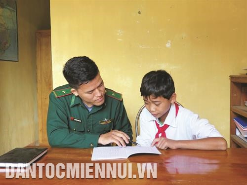 Các đồn biên phòng trên địa bàn tỉnh Quảng Nam đang thực hiện hiệu quả chương trình “Nâng bước em tới trường”, nhận đỡ đầu giúp đỡ những em học sinh có hoàn cảnh khó khăn. Ảnh: Đỗ Trưởng