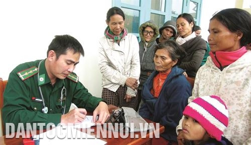 Bộ đội Biên phòng Quảng Nam tổ chức khám, chữa bệnh cho đồng bào xã biên giới Đắc Pring, huyện Nam Giang. Ảnh: Đỗ Trưởng