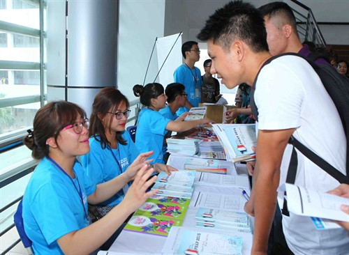 Các sinh viên, cựu sinh viên đang du học tại Pháp trao đổi kinh nghiệm tại Diễn đàn Du học Pháp lần thứ 10 do Trường Đại học Xây dựng Hà Nội, Đại sứ quán Pháp tại Việt Nam phối hợp với Hội Sinh viên Việt Nam và Hội Cựu du học sinh Việt Nam tại Pháp tổ chức ngày 1/8/2015. Ảnh: TTXVN Các sinh viên, cựu sinh viên đang du học tại Pháp trao đổi kinh nghiệm tại Diễn đàn Du học Pháp lần thứ 10 do Trường Đại học Xây dựng Hà Nội, Đại sứ quán Pháp tại Việt Nam phối hợp với Hội Sinh viên Việt Nam và Hội Cựu du học sinh Việt Nam tại Pháp tổ chức ngày 1/8/2015. Ảnh: TTXVN