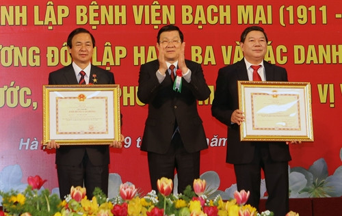 Chủ tịch nước Trương Tấn Sang trao tặng Danh hiệu Anh hùng Lao động cho Phó Giáo sư, Tiến sĩ Nguyễn Quốc Anh, Giám đốc Bệnh viện Bạch Mai và Giáo sư, Tiến sĩ Nguyễn Lân Việt, nguyên Viện Trưởng Viện Tim mạch Việt Nam. Ảnh: Nguyễn Khang – TTXVN