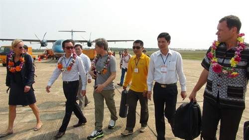 Đoàn Đại sứ nhiều nước đến sân bay Đồng Hới để chuẩn bị chinh phục Sơn Đoòng - hang động lớn nhất thế giới. Ảnh: Đức Thọ - TTXVN Đoàn Đại sứ nhiều nước đến sân bay Đồng Hới để chuẩn bị chinh phục Sơn Đoòng - hang động lớn nhất thế giới. Ảnh: Đức Thọ - TTXVN