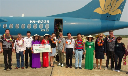 Đoàn Đại sứ và lãnh đạo tỉnh Quảng Bình chụp ảnh lưu niệm tại Sân bay Đồng Hới. Ảnh: Đức Thọ - TTXVN Đoàn Đại sứ và lãnh đạo tỉnh Quảng Bình chụp ảnh lưu niệm tại Sân bay Đồng Hới. Ảnh: Đức Thọ - TTXVN