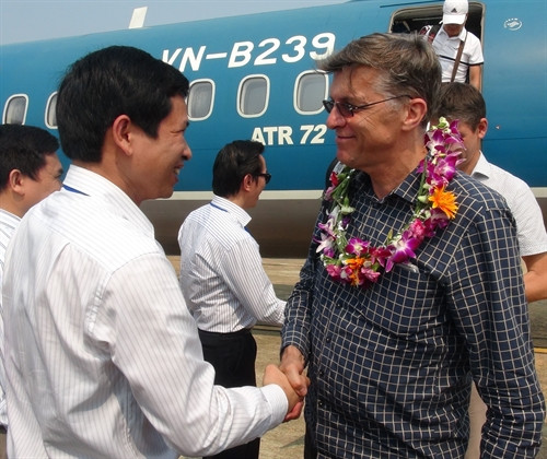 Lãnh đạo Sở Văn hóa, Thể thao, Du lịch Quảng Bình đón đoàn Đại sứ tại Sân bay Đồng Hới. Ảnh: Đức Thọ - TTXVN Lãnh đạo Sở Văn hóa, Thể thao, Du lịch Quảng Bình đón đoàn Đại sứ tại Sân bay Đồng Hới. Ảnh: Đức Thọ - TTXVN