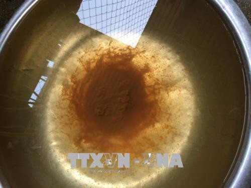 Sau 15 phút lắng từ máy bơm trực tiếp, nước sinh hoạt của người dân huyện Krông Pa có nhiều cặn bẩn màu nâu đỏ. Ảnh: Hồng Điệp – TTXVN Sau 15 phút lắng từ máy bơm trực tiếp, nước sinh hoạt của người dân huyện Krông Pa có nhiều cặn bẩn màu nâu đỏ. Ảnh: Hồng Điệp – TTXVN