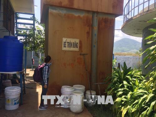 Nước tràn ra bể trộn, nhuộm vàng gây rỉ sét thành bể trộn của Trạm nước sinh hoạt huyện Krông Pa (Gia Lai). Ảnh: Hồng Điệp - TTXVN. Nước tràn ra bể trộn, nhuộm vàng gây rỉ sét thành bể trộn của Trạm nước sinh hoạt huyện Krông Pa (Gia Lai). Ảnh: Hồng Điệp - TTXVN.