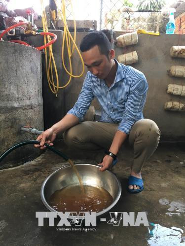Nước sinh hoạt của người dân huyện Krông Pa có màu đỏ đục, mùi tanh vì bị nhiễm Sắt, Mangan rất cao. Ảnh: Hồng Điệp – TTXVN Nước sinh hoạt của người dân huyện Krông Pa có màu đỏ đục, mùi tanh vì bị nhiễm Sắt, Mangan rất cao. Ảnh: Hồng Điệp – TTXVN