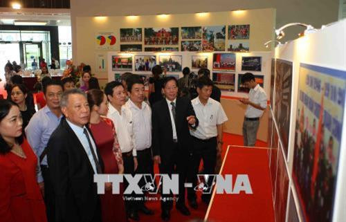 Đại biểu tham quan triển lãm. Ảnh: Thanh Tùng-TTXVN