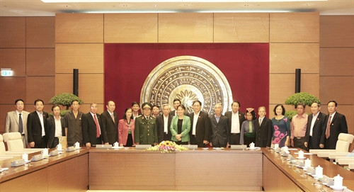 Phó Chủ tịch Quốc hội Nguyễn Thị Kim Ngân chụp ảnh chung với các đại biểu. Ảnh: Phương Hoa – TTXVN