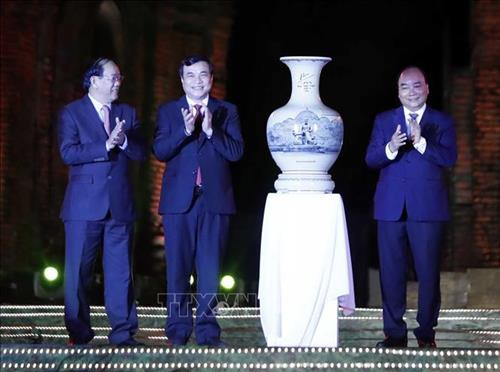 Thủ tướng Nguyễn Xuân Phúc tặng quà lưu niệm cho tỉnh Quảng Nam tại buổi lễ. Ảnh: Thống Nhất – TTXVN