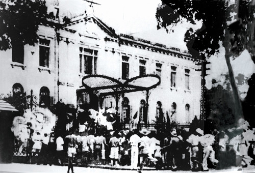 Ngày 2/9/1945, tại Quảng trường Ba Đình (Hà Nội), Chủ tịch Hồ Chí Minh thay mặt Chính phủ lâm thời đọc bản Tuyên ngôn Độc lập khai sinh nước Việt Nam Dân chủ Cộng hòa. Ảnh: Tư liệu TTXVN Đánh chiếm Bắc Bộ Phủ - Tổng khởi nghĩa giành chính quyền tại Hà Nội tháng 8/1945. Ảnh: Tư liệu TTXVN Cuộc mít tinh phát động khởi nghĩa giành chính quyền do Mặt trận Việt Minh tổ chức tại Nhà hát lớn Hà Nội ngày 19/8/1945. Ảnh: Tư liệu TTXVN Đại tướng Võ Nguyên Giáp đọc Quân lệnh số 1 Quyết định thành lập Đội Việt Nam Tuyên truyền Giải phóng quân ngày 22/12/1944. Ảnh: Tư liệu TTXVN Nhân dân Sài Gòn nổi dậy giành chính quyền tháng 8/1945. Ảnh: Tư liệu TTXVN Quảng trường Ba Đình (Hà Nội) ngày 2/9/1945. Ảnh: Tư liệu TTXVN Chiếc bàn lịch sử nơi Chủ tịch Hồ Chí Minh khởi thảo bản Tuyên ngôn Độc lập ở ngôi nhà số 48 Hàng Ngang (Hà Nội). Ảnh: Ngọc Kỳ