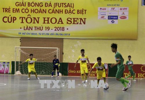 Trận đấu khai mạc giữa đội bóng Thành phố Hồ Chí Minh và đội Nghệ An. Ảnh: Xuân Dự - TTXVN