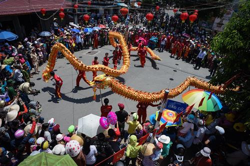 Biểu diễn lân sư rồng tại lễ hội Nghinh Ông - Cần Giờ năm 2017. Ảnh: Kiều Anh Dũng Biểu diễn lân sư rồng tại lễ hội Nghinh Ông - Cần Giờ năm 2017. Ảnh: Kiều Anh Dũng