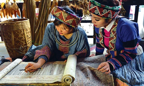 Vẽ hoa văn trên vải thổ cẩm của người Mông, tỉnh Hà Giang.