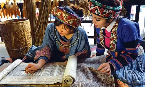 Vẽ hoa văn trên vải thổ cẩm của người Mông, tỉnh Hà Giang. Vẽ hoa văn trên vải thổ cẩm của người Mông, tỉnh Hà Giang.