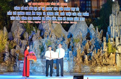 Đại diện Bộ Khoa học và Công nghệ đã trao giấy chứng nhận đăng ký chỉ dẫn địa lý sản phẩm thịt bò vùng cao cho tỉnh Hà Giang. Ảnh: nhandan.com.vn Đại diện Bộ Khoa học và Công nghệ đã trao giấy chứng nhận đăng ký chỉ dẫn địa lý sản phẩm thịt bò vùng cao cho tỉnh Hà Giang. Ảnh: nhandan.com.vn