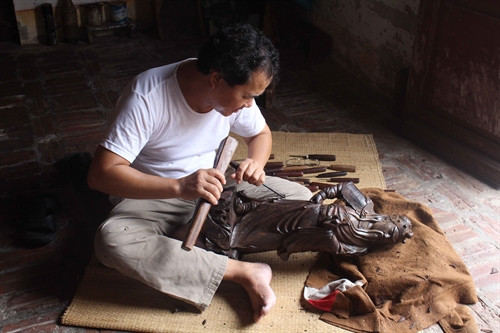 Công đoạn chạm tinh. Ảnh: Thanh Thương - TTXVN