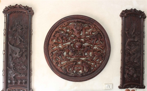 Sản phẩm chạm khắc gỗ Phù Khê. Ảnh: Thanh Thương - TTXVN