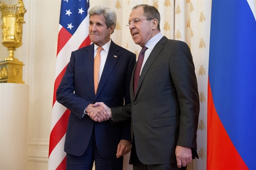 Trong ảnh (tư liệu): Ngoại trưởng Mỹ John Kerry (trái) trong cuộc gặp với Ngoại trưởng Nga Sergei Lavrov (phải) tại thủ đô Moskva, Nga ngày 24/3. AFP/TTXVN