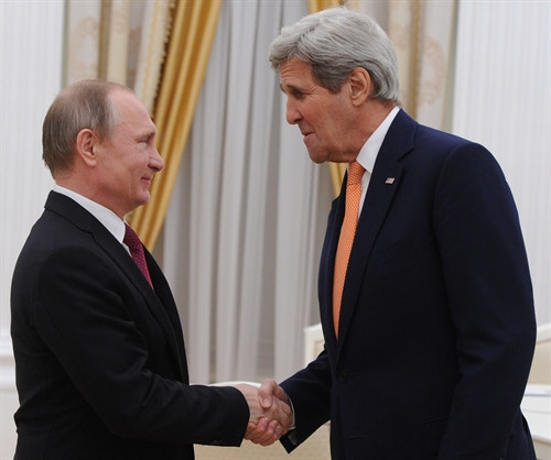 Trong ảnh (tư liệu): Ngoại trưởng Mỹ John Kerry (phải) trong cuộc gặp với Tổng thống Nga Vladimir Putin tại thủ đô Moskva, Nga ngày 24/3. EPA/TTXVN