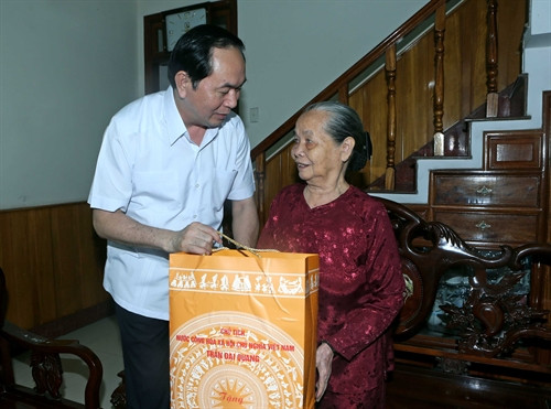 Chủ tịch nước Trần Đại Quang thăm hỏi và tặng quà Mẹ Việt Nam Anh hùng Lê Thị Khương tại phường Lê Hồng Phong, thành phố Quy Nhơn nhân chuyến thăm và làm việc tại tỉnh Bình Định, ngày 26/6/2016. Ảnh: Nhan Sáng-TTXVN
