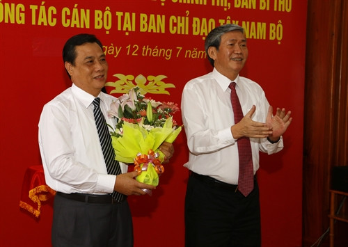 Đồng chí Đinh Thế Huynh,trao Quyết định Phó Trưởng Ban Chỉ đạo Tây Nam Bộ cho đồng chí Nguyễn Trung Hiếu. Ảnh: Duy Khương - TTXVN